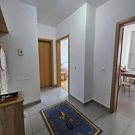 Elena's Coresi Апартаменти